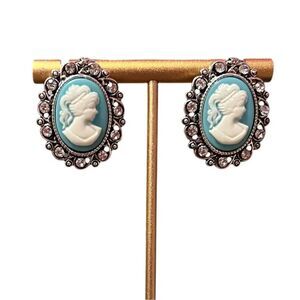 🔥5/$50🔥 Light Blue and White Cameo Rhinestone Silver Stud Earrings
